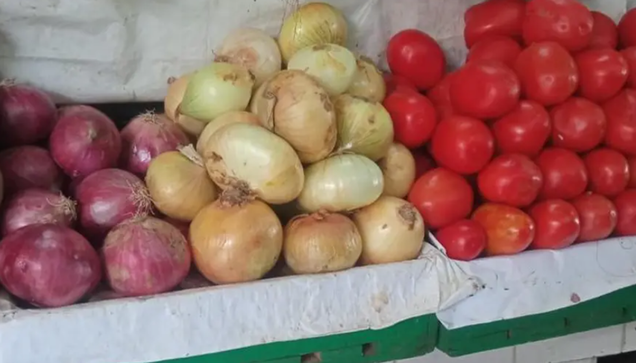 Precio de la papa y cebolla se disparan en el occidente mientras el tomate baja en Santa Cruz 