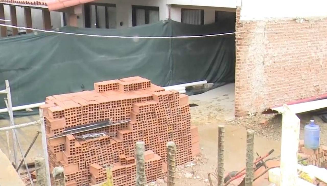 Hombre queda con el brazo atrapado por un bloque de concreto en una obra en Santa Cruz