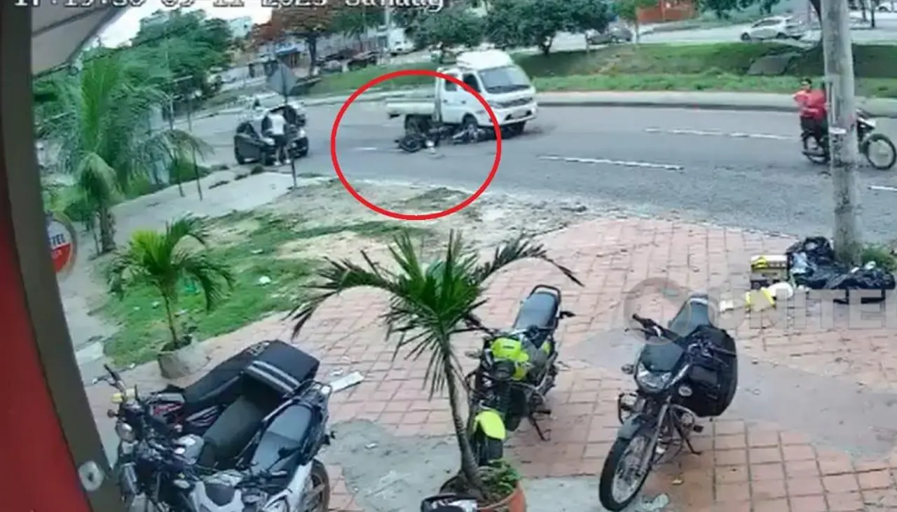 Identifican al motociclista que quedó en estado grave tras ser arrollado por una camioneta después de impactar contra la puerta de un vehículo