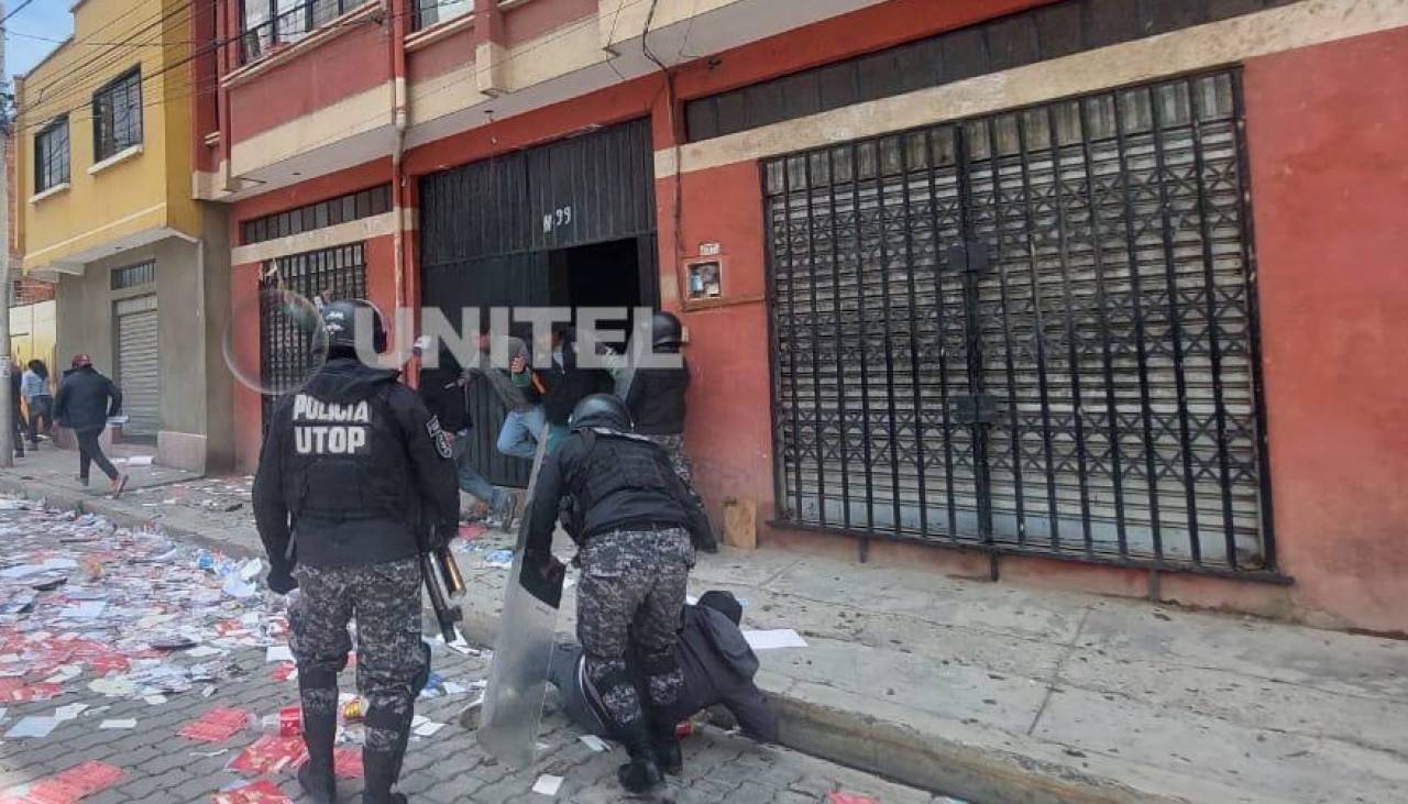 Choferes provocan destrozos en sede dirigencial en El Alto en medio de protestas por aumento del pasaje