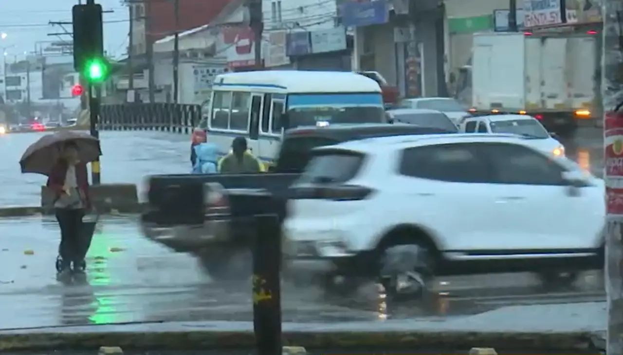 Pocos micros, calles inundadas y árboles caídos ocasionan las lluvias y vientos fuertes en Santa Cruz