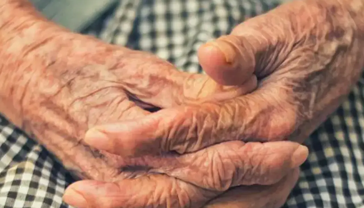 Imágenes sensibles: Ancianos sufren duras agresiones dentro de un asilo 