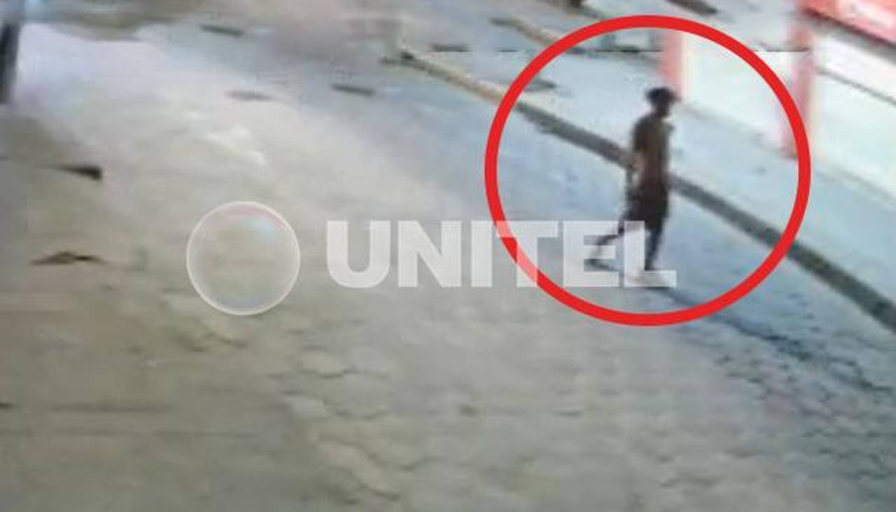 Cámara de seguridad captó a un hombre caminando por la calle con dificultad antes de ser hallado muerto