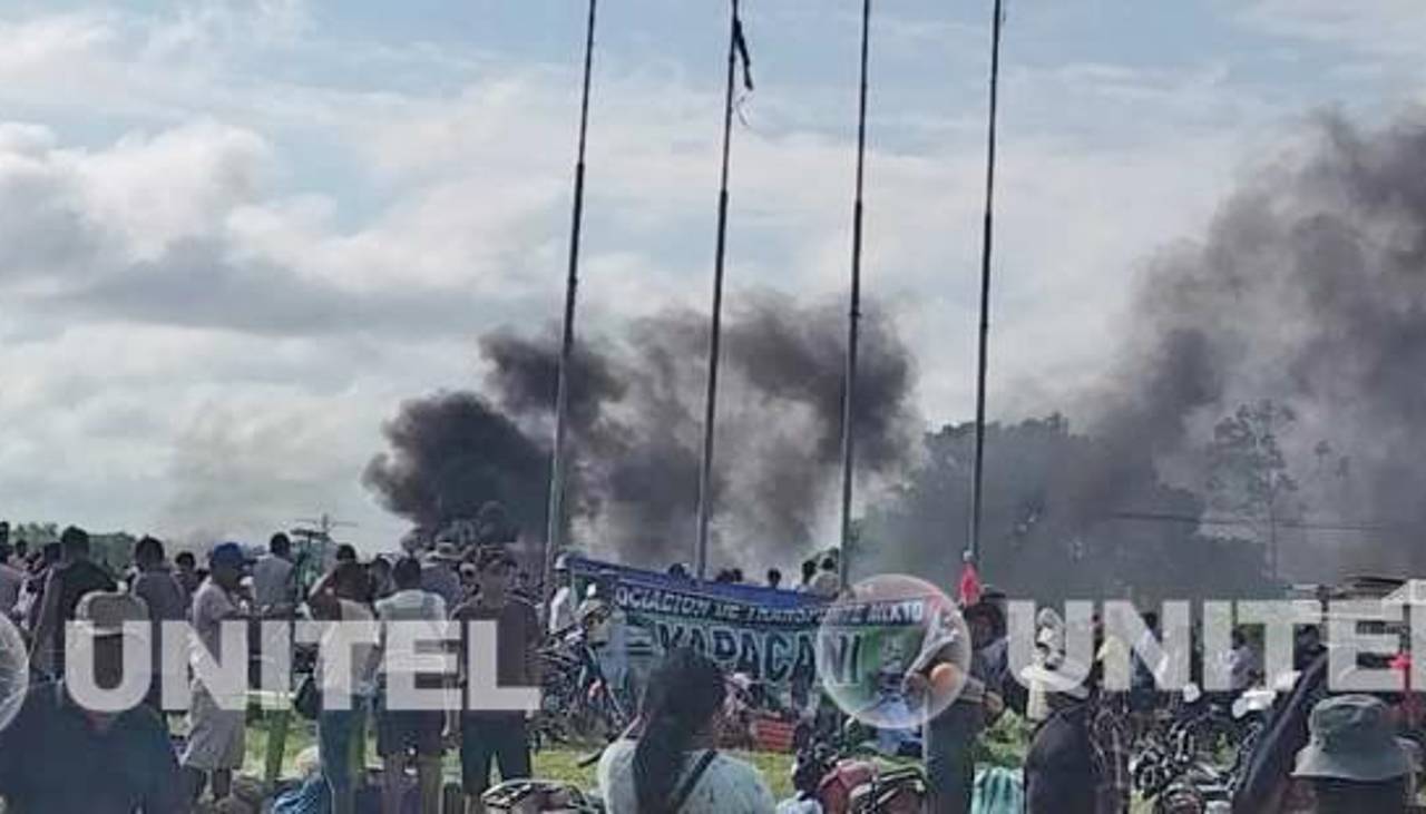 Viajeros reportan violencia en el bloqueo que transportistas cumplen en Yapacaní: “Nos tiraron piedras”