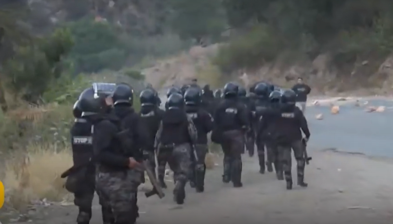 Policía comienza desbloqueo de vía que conecta Cochabamba con el occidente; movilizados lanzan piedras