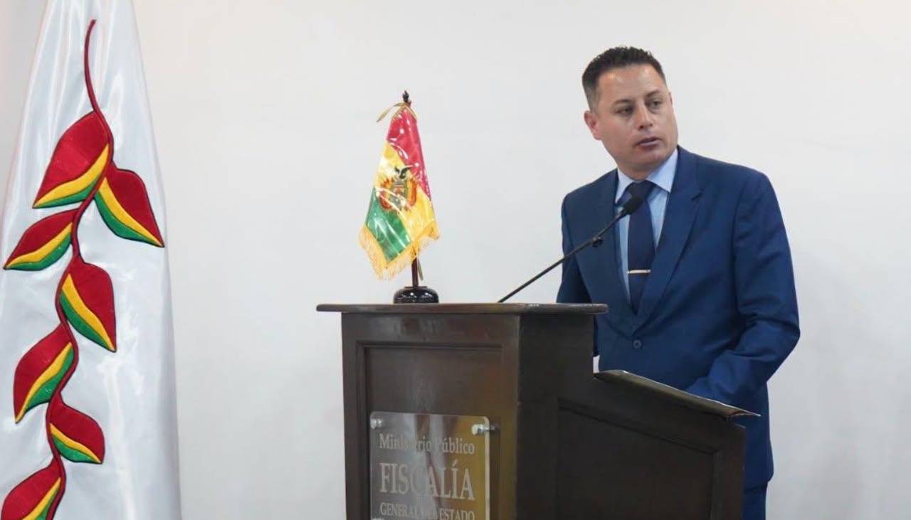 Lara “saluda” la aprehensión de exdirector de inteligencia de la Policía y espera otras dos capturas de uniformados