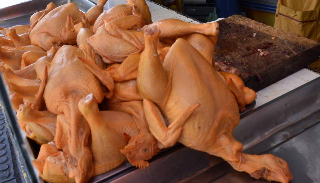 El kilo de pollo se ofrece hasta en Bs 21 en El Alto; en Santa Cruz se registra un descenso en el precio