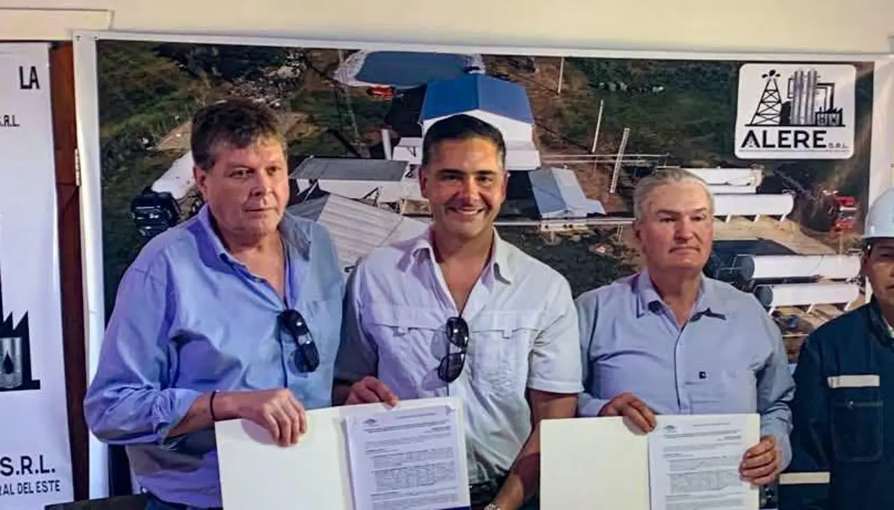 Gobierno firma convenio para que empresa privada importe crudo y produzca combustible en el país
