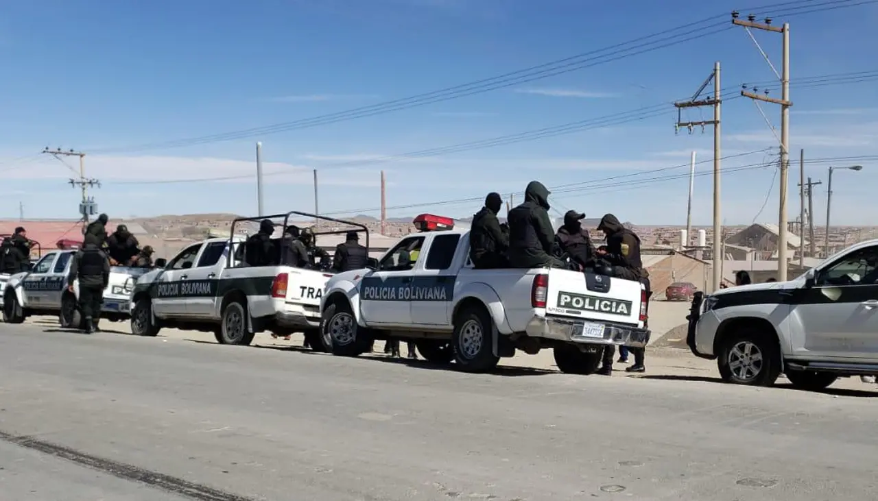 Contingente de policías y militares se dirige a Llallagua para nuevo intento de desbloqueo tras la muerte de tres uniformados