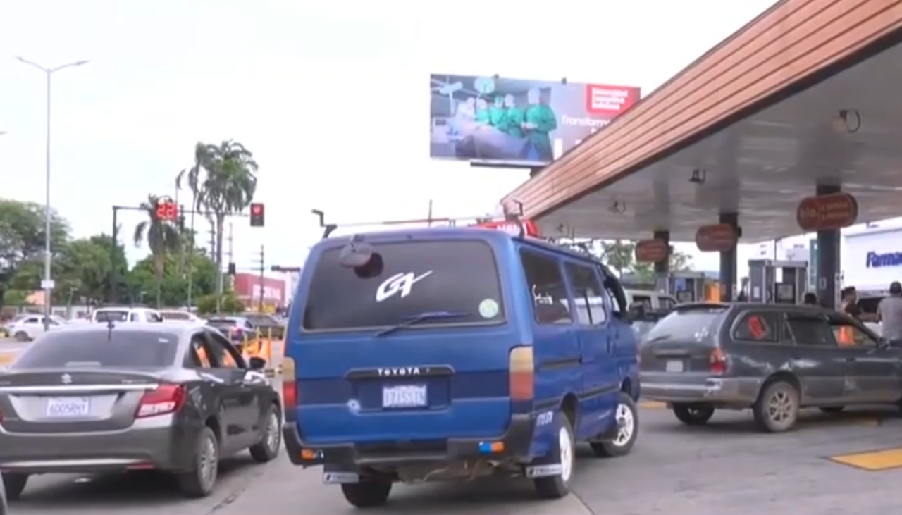 A días del feriado de Carnaval vuelven las filas en los surtidores de Santa Cruz; Asosur apunta a problemas de logística