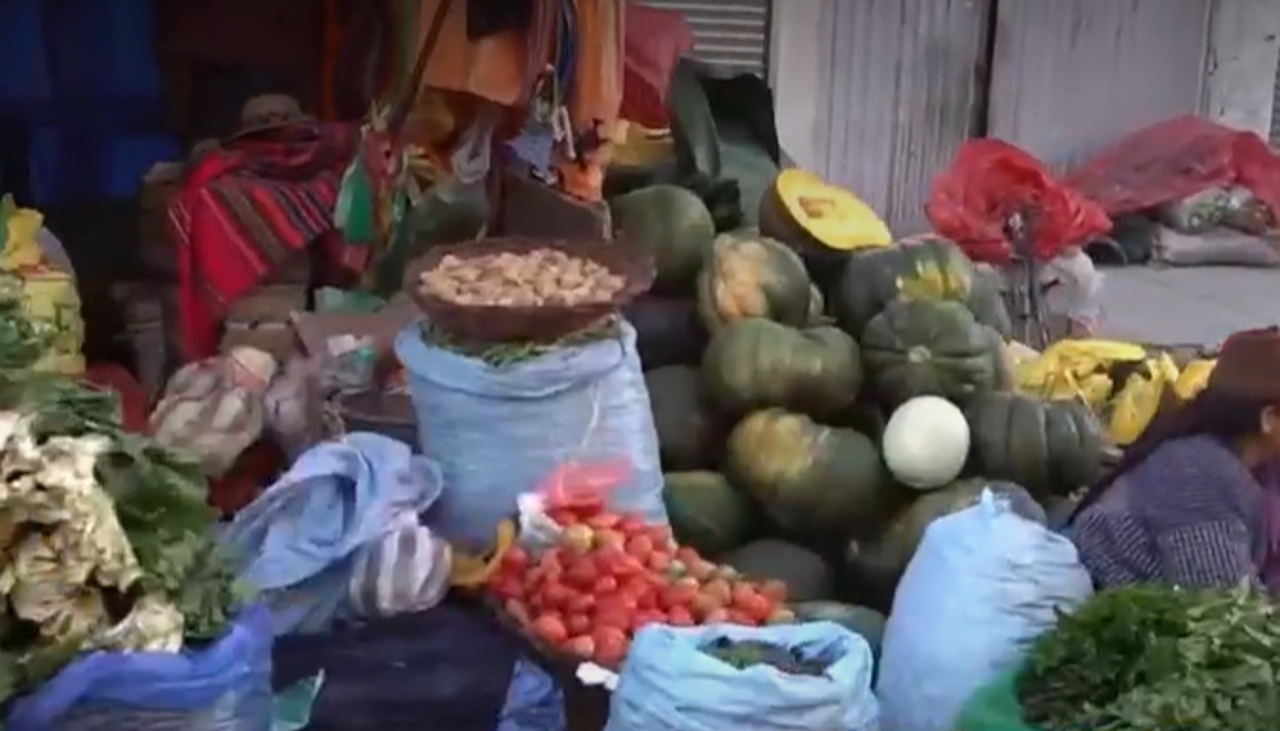 Baja el precio de las verduras en mercado de El Alto: el kilo de tomate se cotiza en Bs 3