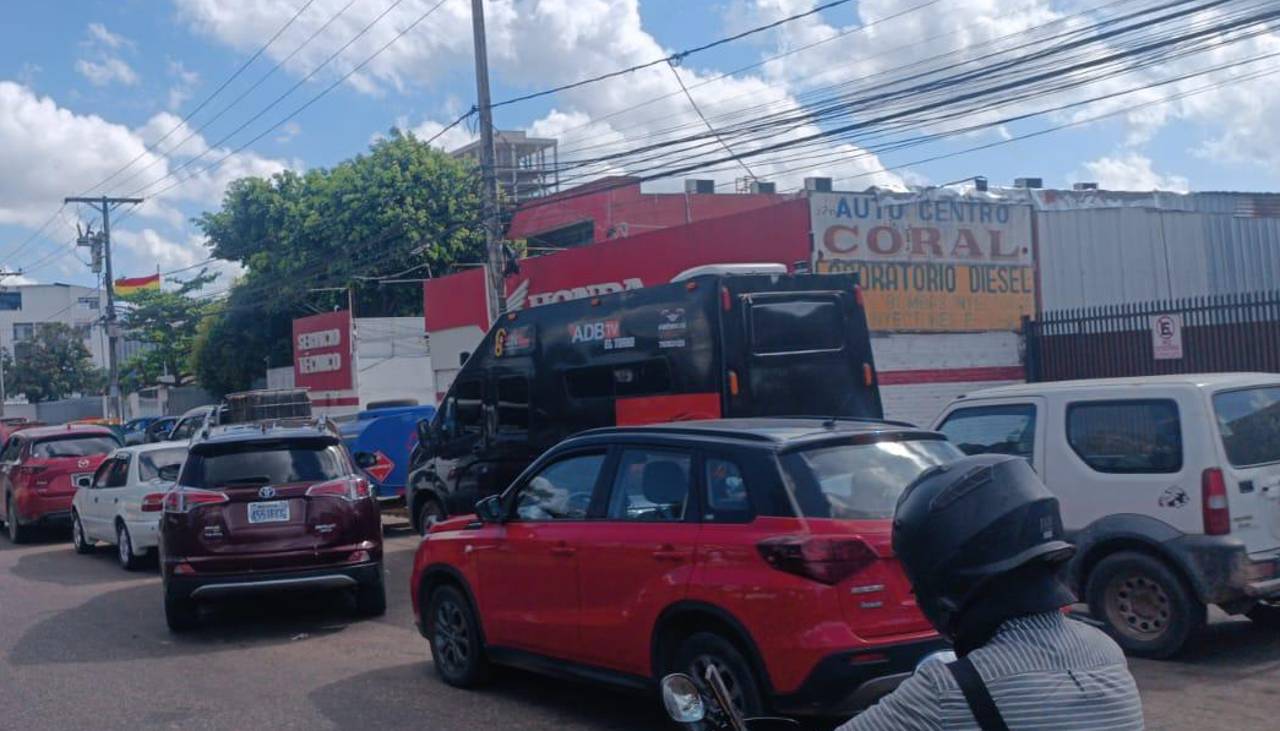 Filas por gasolina se alargan y provocan embotellamientos