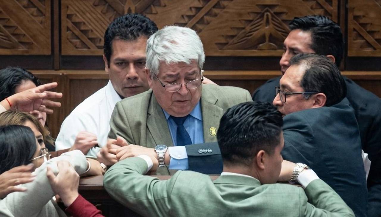 En medio de gritos y empujones, Roberto Castro es reelegido presidente de la Cámara de Diputados