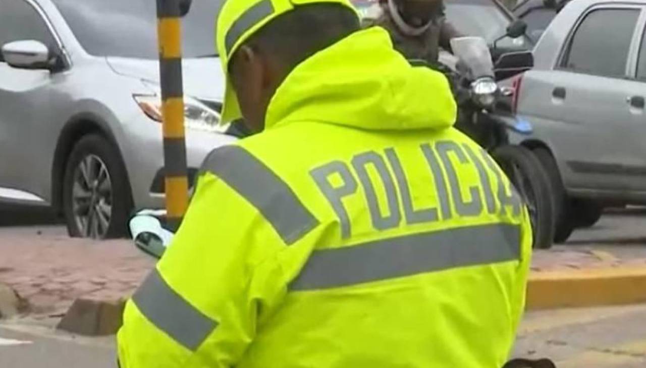 Video: Un auto choca contra un local de comida en Warnes