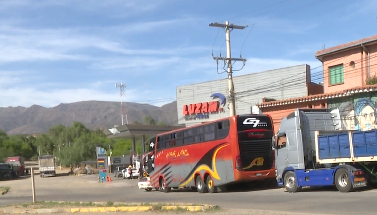 Las filas de vehículos en busca de diésel persisten en surtidores de Tarija y Santa Cruz