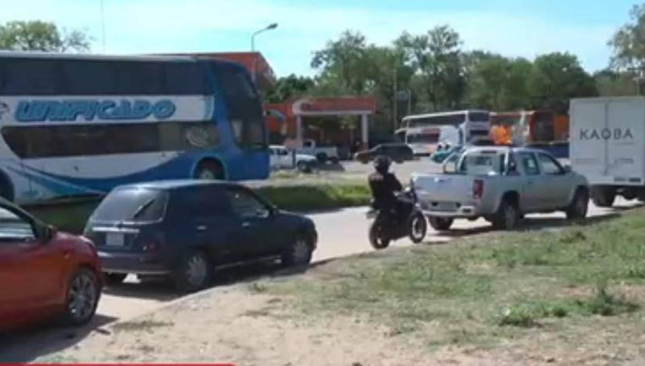 Filas por gasolina: conductores esperan por horas y reclaman por la escasez del carburante 