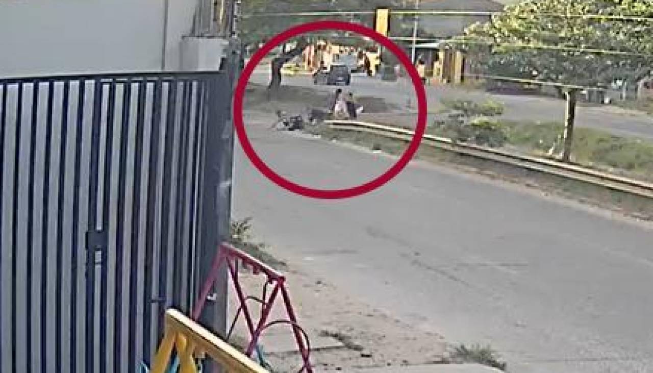 Video: Moto atropella a dos mujeres, lanza a una al canal y huye sin prestar auxilio