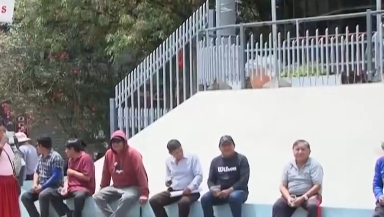 Cochabamba: Transportistas cercaron la Alcaldía de Colcapirhua y funcionarios treparon por las rejas para salir