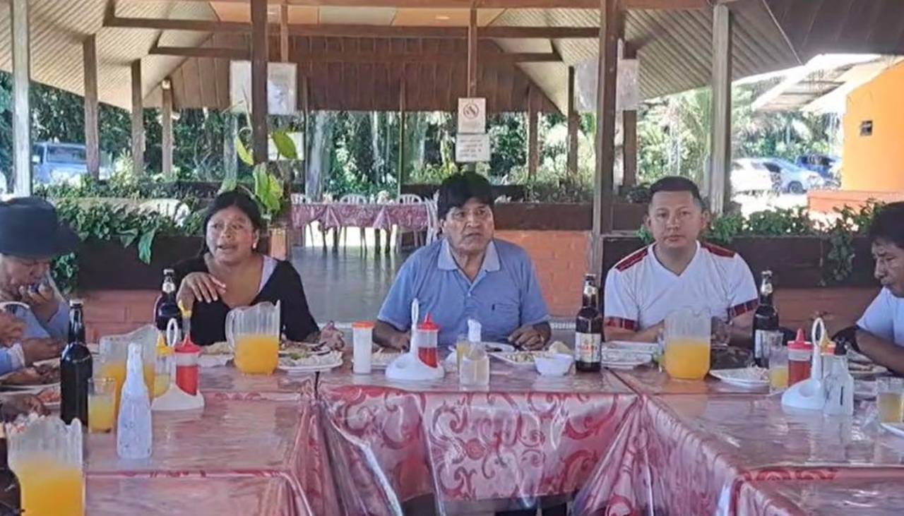 Evo se muestra en un restaurante y dirigente dice que de nuevo saldrá a los nueve departamentos