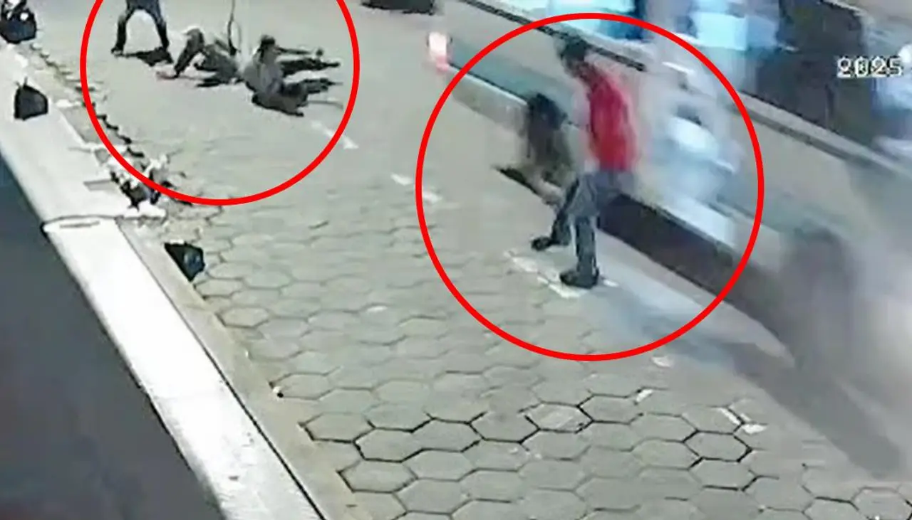 Sale a la luz video de atracadores cuando provocan la caída de un joven de un micro en movimiento