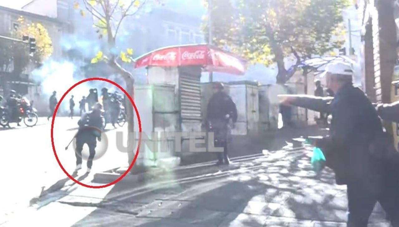 Video registra el momento cuando un hombre lanza presuntamente dinamita contra policías