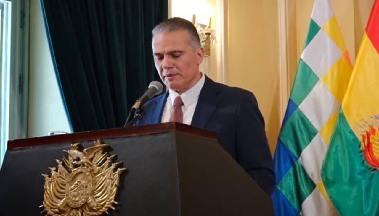 Justiniano tras jurar como ministro de Defensa: “La tarea inmediata es recuperar la normalidad”