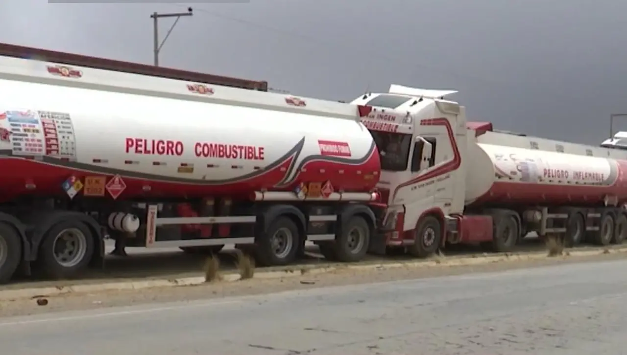 Transportistas dicen que más de 300 cisternas hacen fila por diésel desde hace varios días en la ruta La Paz - Oruro