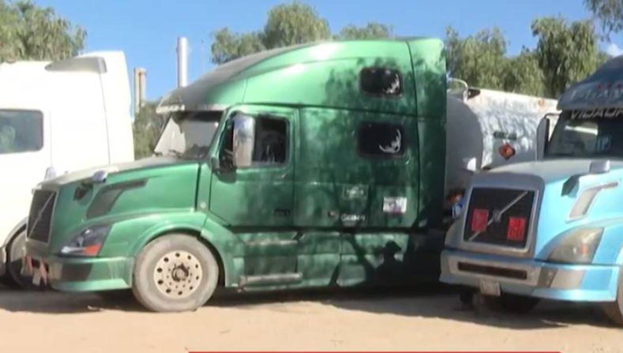 Al menos 20 cisternas aguardan en la refinería de YPFB en Cochabamba; choferes denuncian que no les permiten descargar