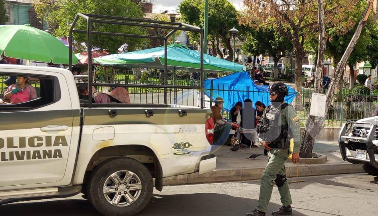 Con resguardo policial, Luis Arce sale de San Pedro rumbo a un hospital en La Paz