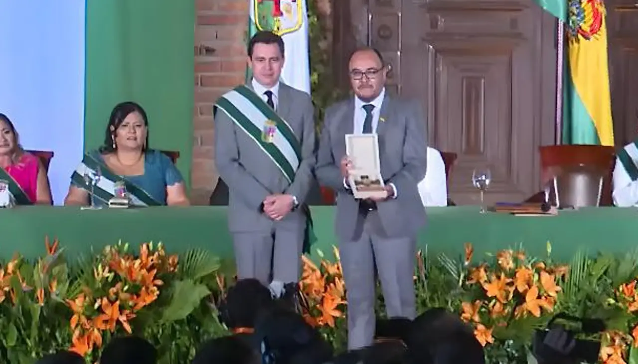 Santa Cruz condecora al vocal electoral Gustavo Ávila