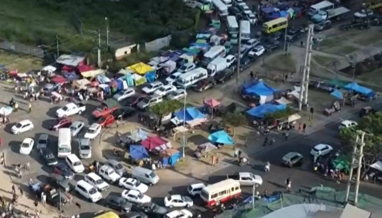 Imágenes aéreas muestran caos y aglomeración en mercados céntricos de la capital cruceña a pocas horas de Año Nuevo