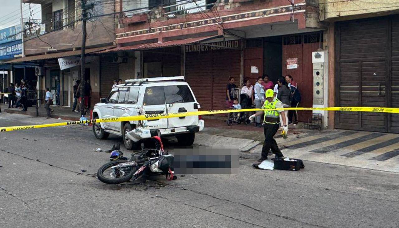 Sale a la luz video que revela cómo ocurrió el accidente en el que murió un motociclista tras ser impactado por dos vehículos