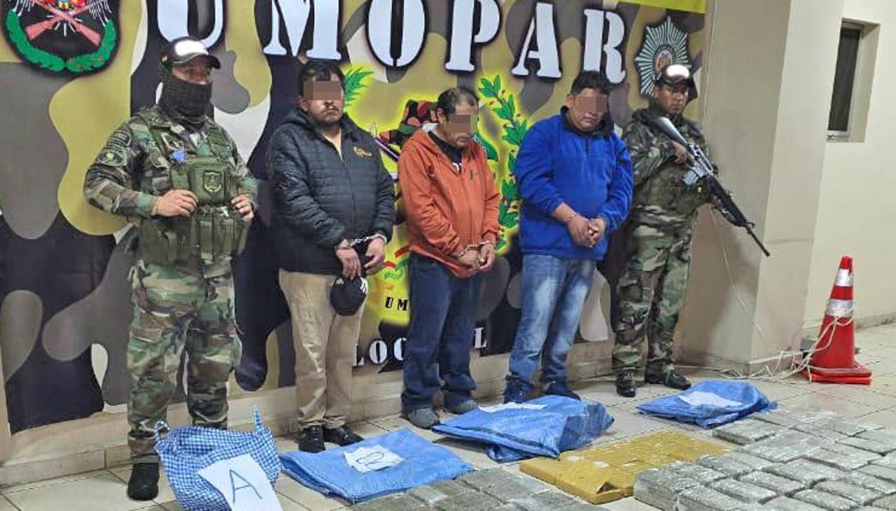 Envían a la cárcel a dos choferes y al ayudante de un bus que transportaba 86 kilos de marihuana