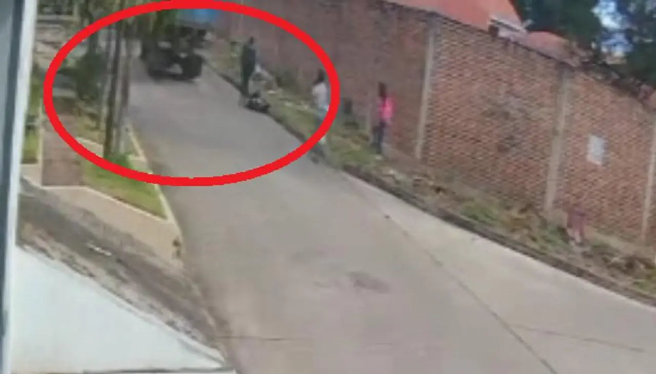Cámaras registran el momento que bajan a un hombre inconsciente de un camión y lo dejan en la calle