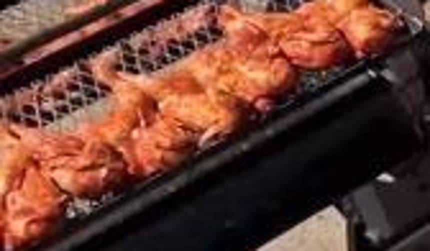 Video: Un hombre sorprende al usar una cosechadora para hacer una enorme parrillada