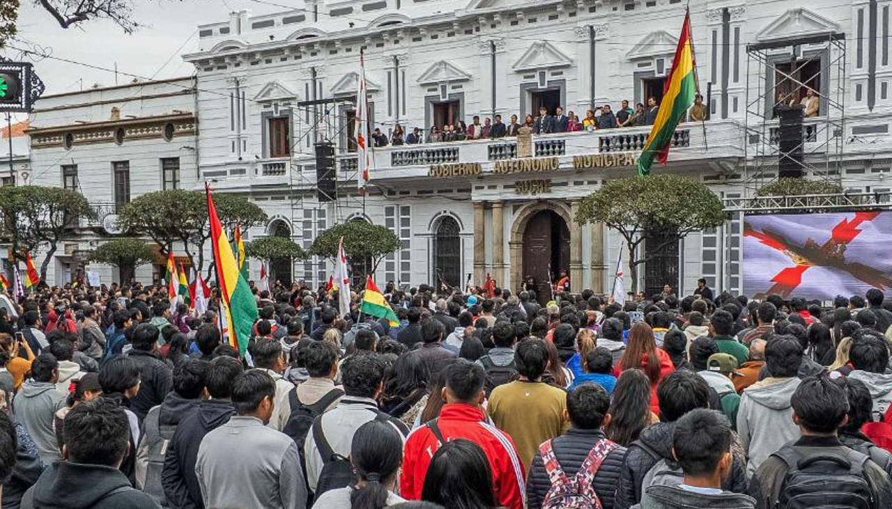 Cabildo en Sucre exige el desbloqueo de las carreteras y la aprehensión de Evo Morales