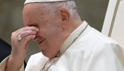 El Papa Francisco hace gestos durante la audiencia general semanal en el Aula Pablo VI del Vaticano el 29 de noviembre de 2023.
