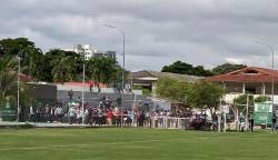Hinchas de Oriente irrumpen en San Antonio y exdirigentes piden a Raldes dar un paso al costado 