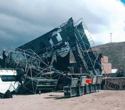 Video: Fuertes vientos derriban el escenario de una feria en Oruro; un minibús fue afectado