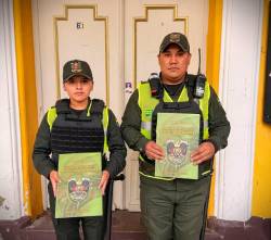 Policías reciben un reconocimiento tras rechazar un soborno de Bs 1.000