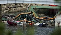 El contratista de la obra estaba en proceso de demolición del puente para ser reemplazado por uno nuevo.