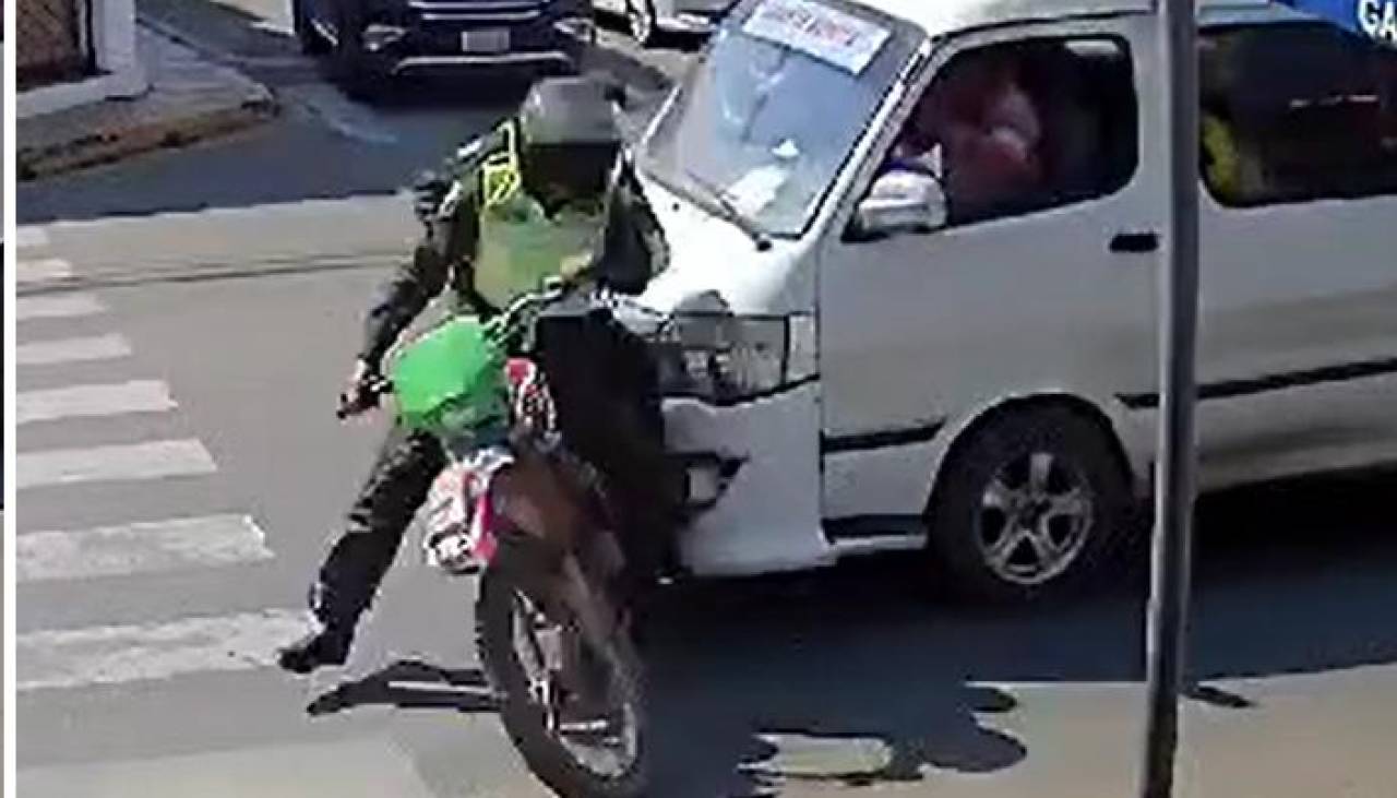 Video: ¿Quién tuvo la culpa? Dos policías en moto protagonizaron un accidente que pudo ser fatal