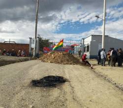 Bloqueo impide ingreso de camiones al relleno sanitario de Villa Ingenio; comunarios exigen mayor presupuesto 