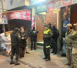 Hallan consumiendo alcohol en Bolivia a un hombre que es buscado por violencia familiar en Perú