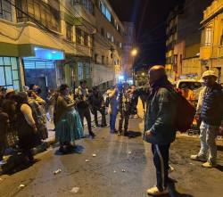 Bloqueos: Seguidores de dirigente vecinal aprehendido se enfrentan con activistas en puertas de la Felcc en La Paz 
