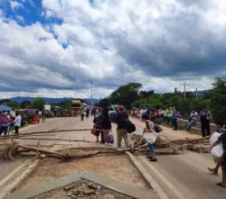 Pobladores de Abapó instalan bloqueo en ruta Santa Cruz-Argentina y exigen atención a los damnificados por las lluvias
