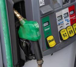 El diésel para grandes consumidores pasa a valer Bs 18  por litro y el precio se calculará cada día