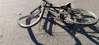 Motociclista se graba haciendo maniobras imprudentes y termina chocando contra un ciclista