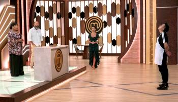 La devolución que sacó lágrimas a Fher al preparar un plato de su tierra 