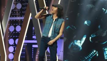 La noche difícil de Brian Johnson en el escenario 